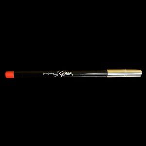 Selena Mac exclusion lip liner in a red tone.